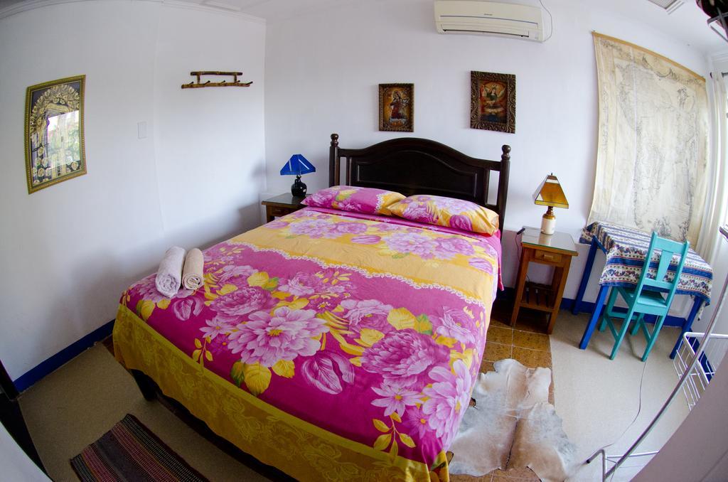 Hostal Los Aventureros ซานตาครูซเดอลาเซียร์รา ภายนอก รูปภาพ